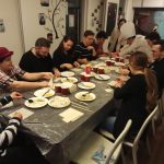 Gli studenti della scuola Hutong Pechino durante una cena