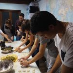 Gli studenti della scuola Hutong Pechino durante una classe di cucina