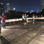 Gli studenti della Hutong Shanghai fanno Yoga sul tetto della scuola