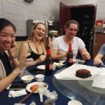 Gli studenti della scuola Hutong Pechino a cena fuori