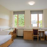 Una stanza da letto del residence Trinity Hall della scuola Emerald Cultural Institute di Dublino