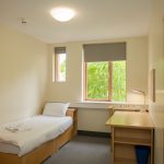 Una stanza da letto del residence Trinity Hall della scuola Emerald Cultural Institute di Dublino