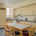 Una cucina del residence Trinity Hall della scuola Emerald Cultural Institute di Dublino