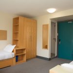 Una stanza da letto del residence Trinity Hall della scuola Emerald Cultural Institute di Dublino