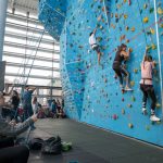 Gli studenti del programma estivo di inglese della scuola Emerald Cultural Institute di Dublino fanno arrampicata sportiva