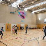 Gli studenti del programma estivo di inglese della scuola Emerald Cultural Institute di Dublino giocano a basket