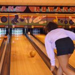 Gli studenti del corso per ragazzi della scuola di inglese Excel English London mentre giocano a Bowling