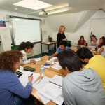 Gli studenti del corso per ragazzi della scuola di inglese Excel English London in classe