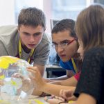 Gli studenti del corso per ragazzi della scuola di inglese Excel English London in classe