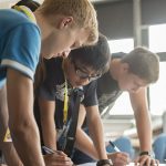 Gli studenti del corso per ragazzi della scuola di inglese Excel English London in classe