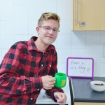 Uno studente del corso per ragazzi della scuola di inglese Excel English London nella cucina del residence