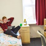 Uno studente del corso per ragazzi della scuola di inglese Excel English London nella propria stanza del residence