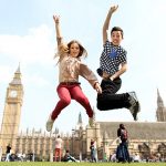 Gli studenti del corso per ragazzi della scuola di inglese Excel English London di fronte al Big Ben di Londra