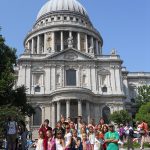 Gli studenti del corso per ragazzi della scuola di inglese Excel English London in giro per Londra