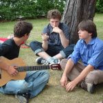 Gli studenti della scuola LINES Downe House suonano la chitarra sul prato