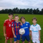 Gli studenti della scuola LINES Downe House giocano a calcio