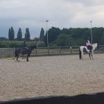 Gli studenti della scuola LINES Queenswood mentre fanno equitazione