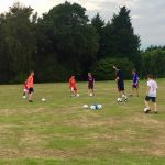 Gli studenti della scuola LINES Queenswood giocano a calcio