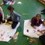 Gli studenti della scuola LINES Queenswood durante una lezione di artigianato