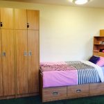 Una camera da letto della scuola LINES Queenswood