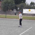 Gli studenti della scuola LINES Queenswood giocano a tennis