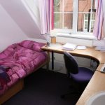 Una camera da letto della scuola LINES Queenswood