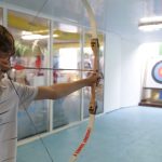 Gli studenti della scuola estiva Dunmore East Summer School praticano il tiro con l'arco