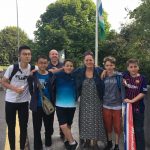 Gli studenti della scuola estiva Dunmore East Summer School con la loro famiglia ospitante