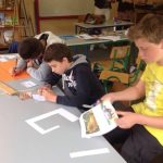 Gli studenti della scuola estiva The Dunmore East Summer School in classe durante una lezione