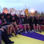 Gli studenti della scuola estiva Dunmore East Summer School durante una gita ad un parco divertimenti