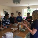 Gli studenti della scuola estiva Dunmore East Summer School con la loro famiglia ospitante