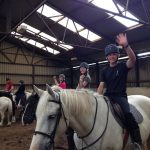 Gli studenti del programma di equitazione della scuola estiva The Dunmore East Summer School