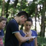 Gli studenti della scuola estiva The Dunmore East Summer School durante una lezione all'aperto