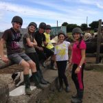 Gli studenti del programma di equitazione della scuola estiva The Dunmore East Summer School