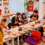 Gli studenti della That's Mandarin Shanghai preparano i ravioli cinesi