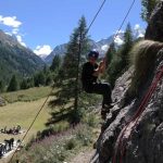 Gli studenti della Brillantmont School durante una sessione di arrampicata