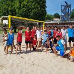 Gli studenti della Brillantmont School giocano a beach soccer