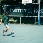 Gli studenti dell'Institut auf dem Rosenberg Summer Camp giocano a calcio