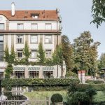 La villa dell'Institut auf dem Rosenberg dove si trova il bar e la sala pranzo della scuola. Nell'angolo in basso a sinistra si trova il moderno edificio della business school.