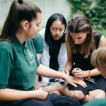 Gli studenti dell'Institut auf dem Rosenberg Summer Camp giocano all'aperto