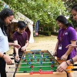 Gli studenti della SBC Oxford Summer College giocano a biliardino