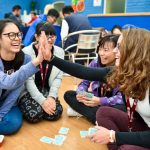 Gli studenti della SBC Oxford Summer College giocano con le carte