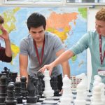 Gli studenti della SBC Oxford Summer College giocano a scacchi
