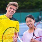 Gli studenti della SBC Oxford Summer College giocano a tennis