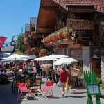 Uno scorcio delle vie della città di Leysin durante l'estate