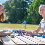 Gli studenti della SBC Eton College Summer Academy giocano a scacchi all'aperto