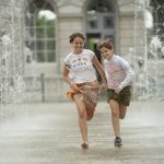 Gli studenti della Bucksmore London King's College durante il loro tempo libero all'aperto