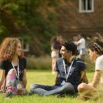 Gli studenti della Bucksmore Cambridge Magdalene College Summer School durante un'attività all'aperto