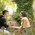 Gli studenti della Bucksmore Cambridge Magdalene College Summer School nel giardino della scuola