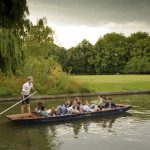 Gli studenti della Bucksmore Cambridge Magdalene College Summer School durante un'escursione sui punt (tipiche canoe di Cambridge)